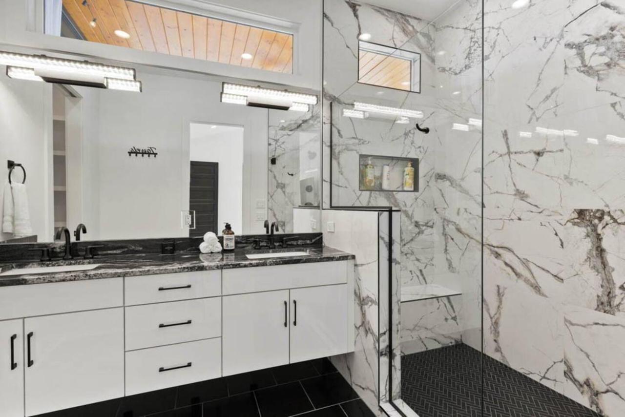 Holiday home Urban Oasis: Modern Luxury Near Downtown *