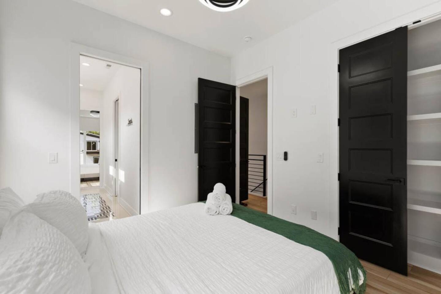 Urban Oasis: Modern Luxury Near Downtown Holiday home