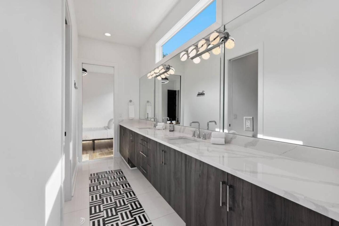 Urban Oasis: Modern Luxury Near Downtown Holiday home