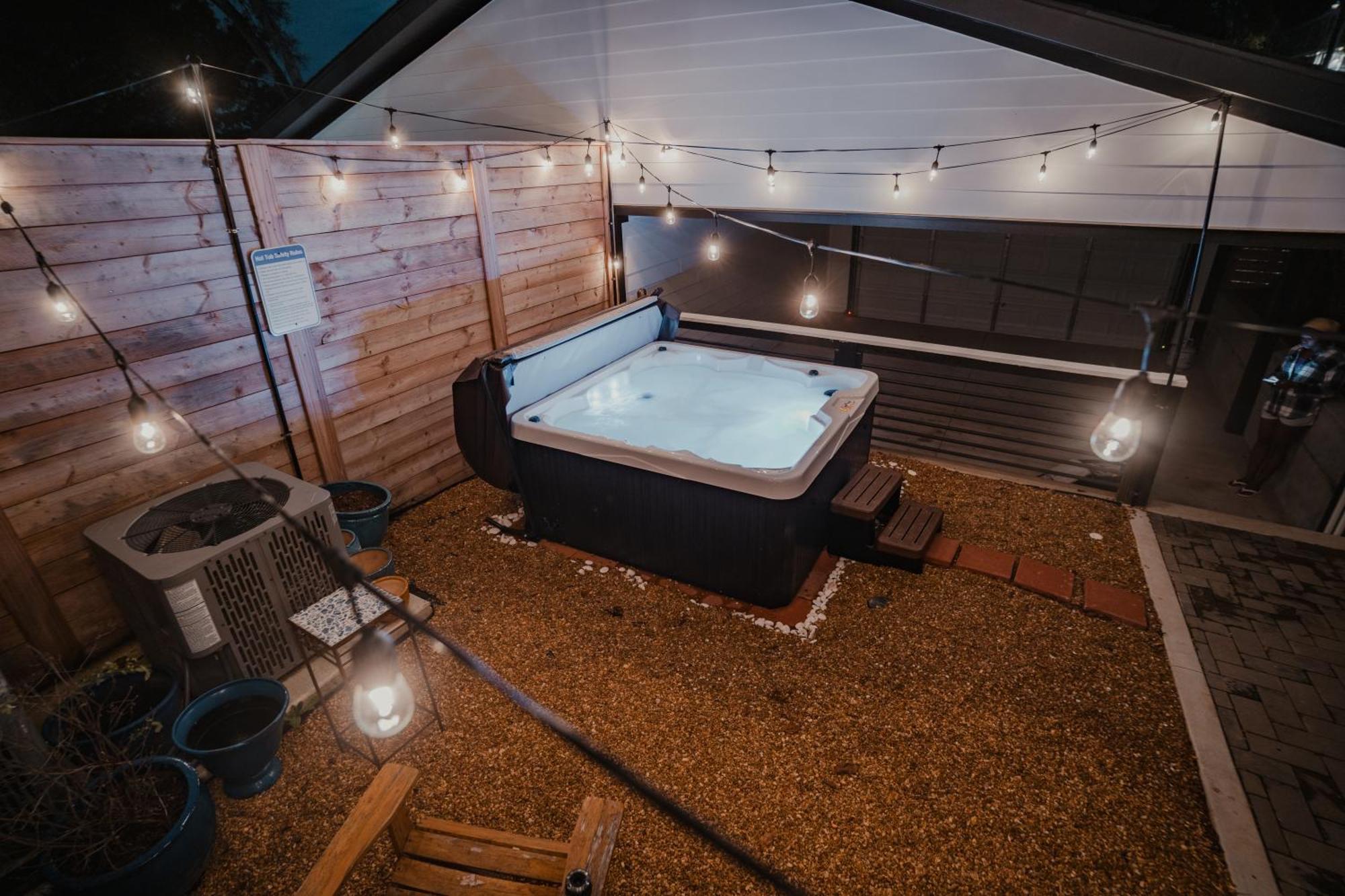 Urban Oasis: Modern Luxury Near Downtown